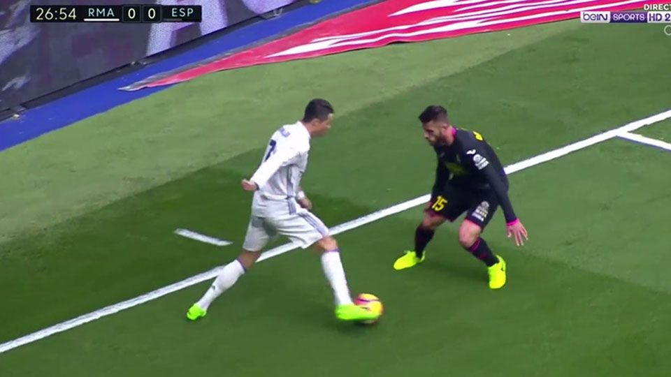 Cristiano Ronaldo saat berhadapan dengan bek Espanyol, David Lopez. Copyright: &copy; Getty Images